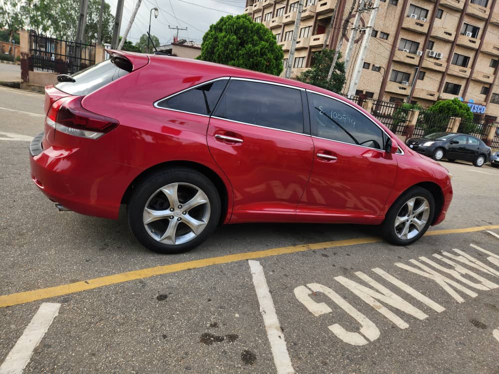 2011 Toyota Venza Red Crossover — photo 8
