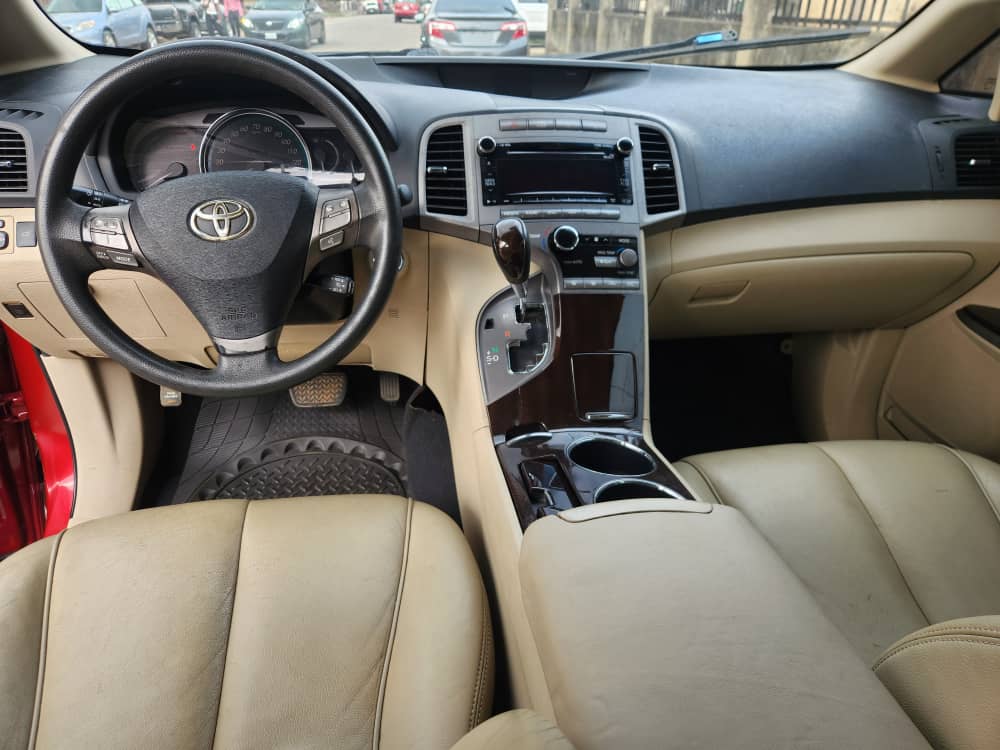 2011 Toyota Venza Red Crossover — photo 9