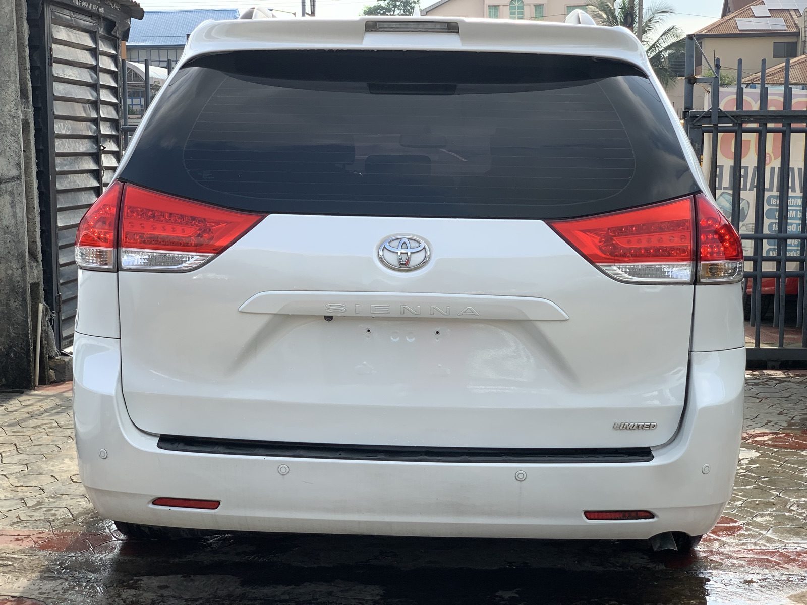 2011 Toyota Sienna Limited White MPV
