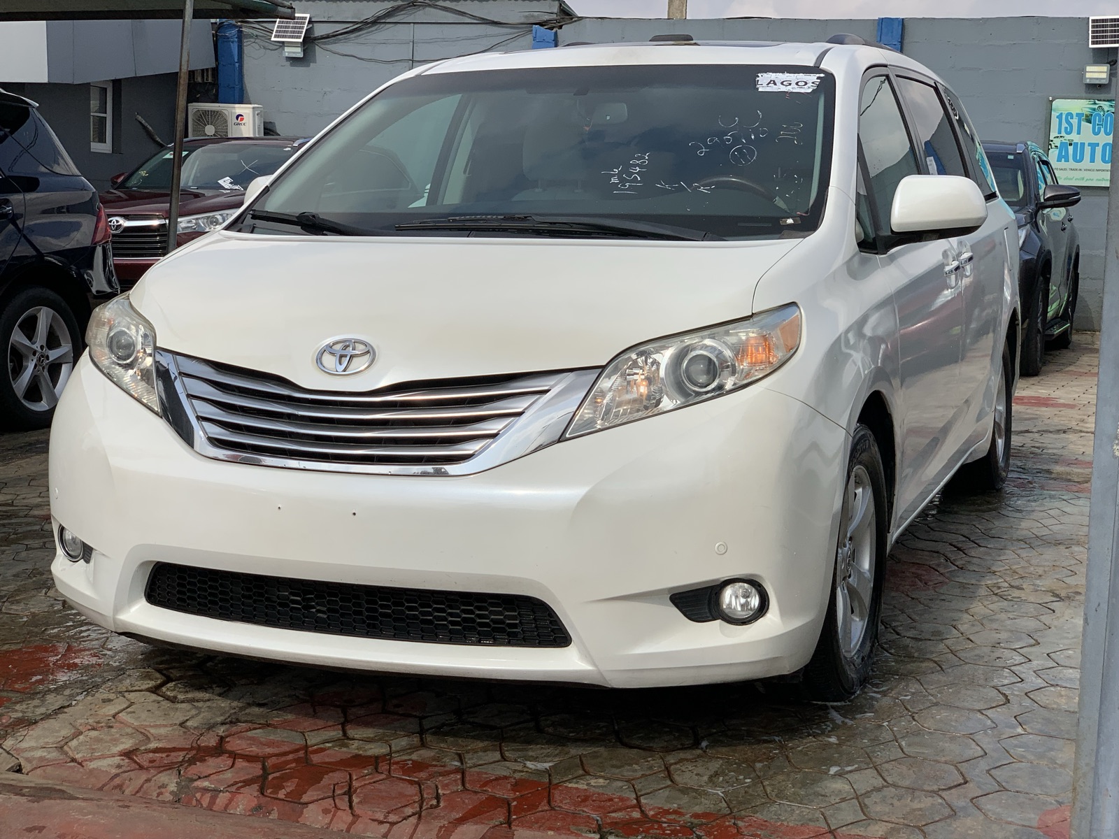2011 Toyota Sienna Limited White MPV
