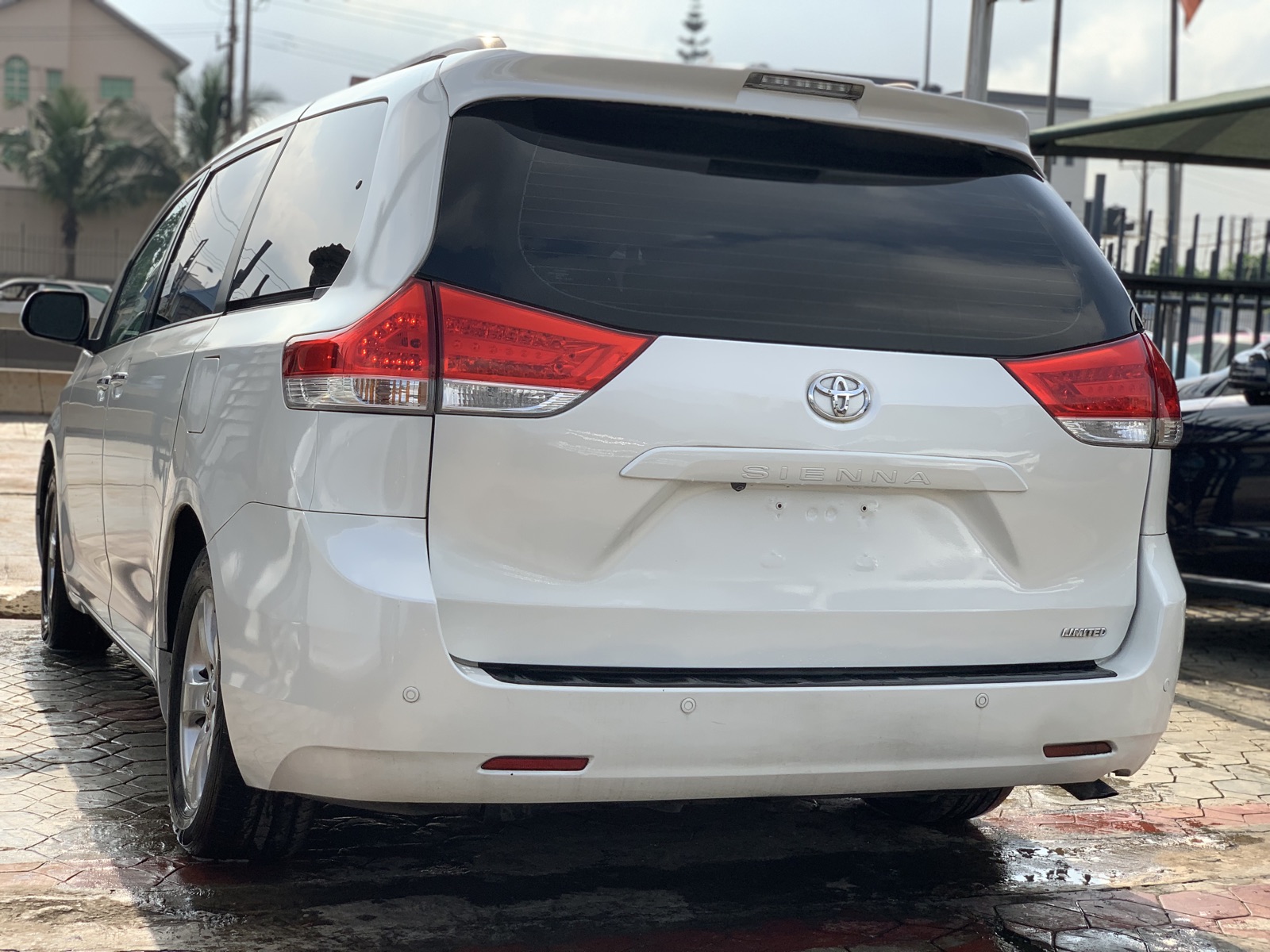2011 Toyota Sienna Limited White MPV