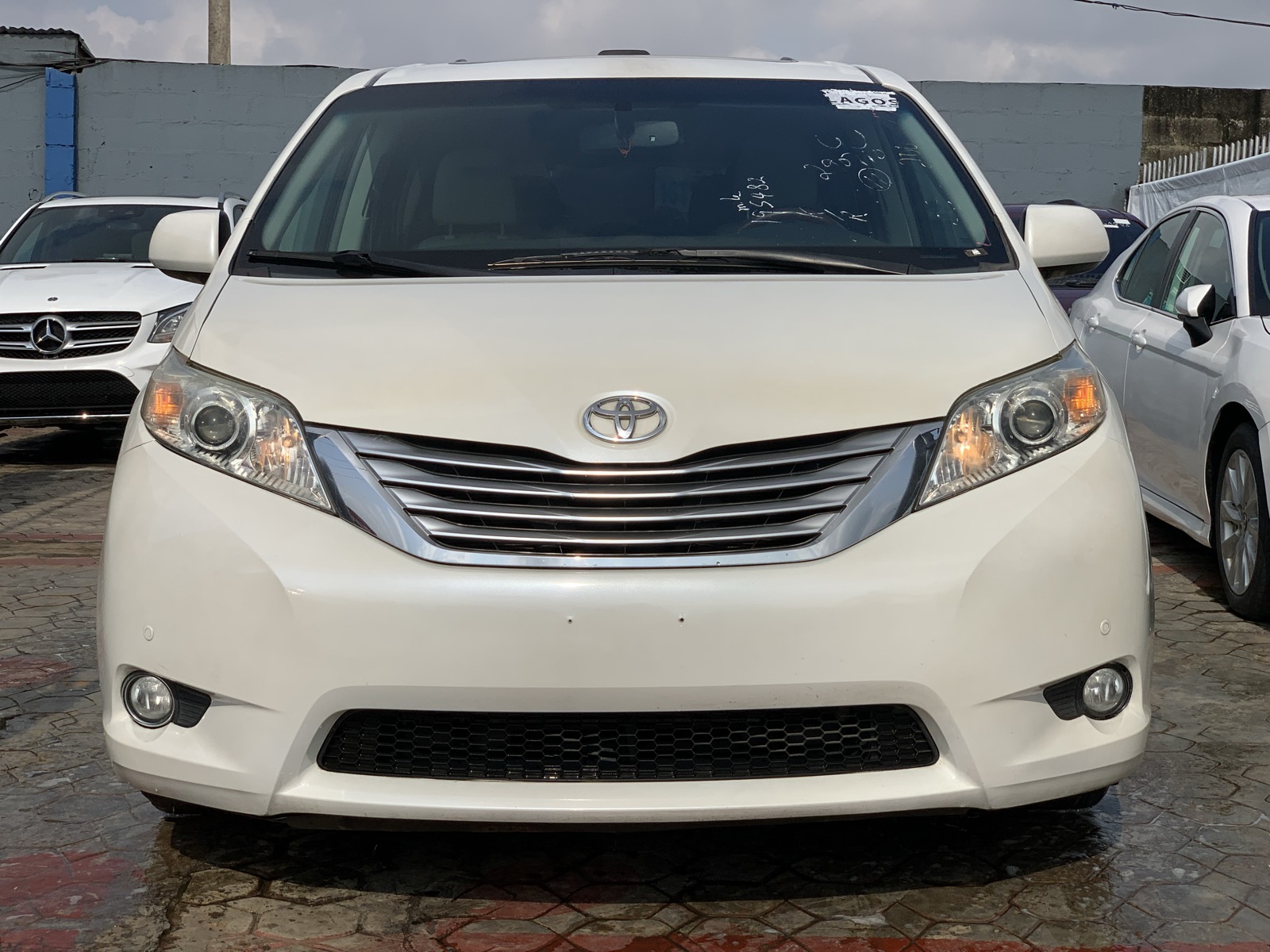 2011 Toyota Sienna Limited White MPV