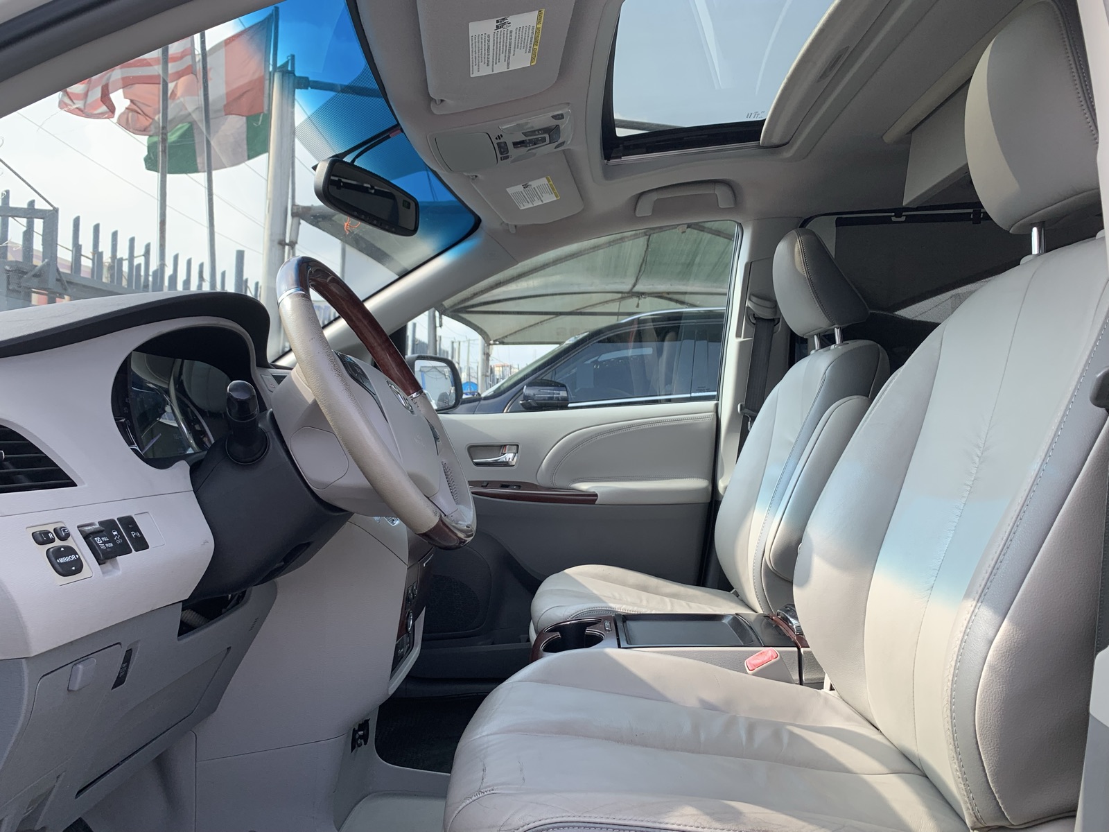 2011 Toyota Sienna Limited White MPV