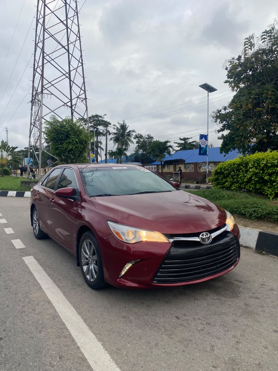 Toyota Camry Red Sedan with Black Interior XLE — photo 4