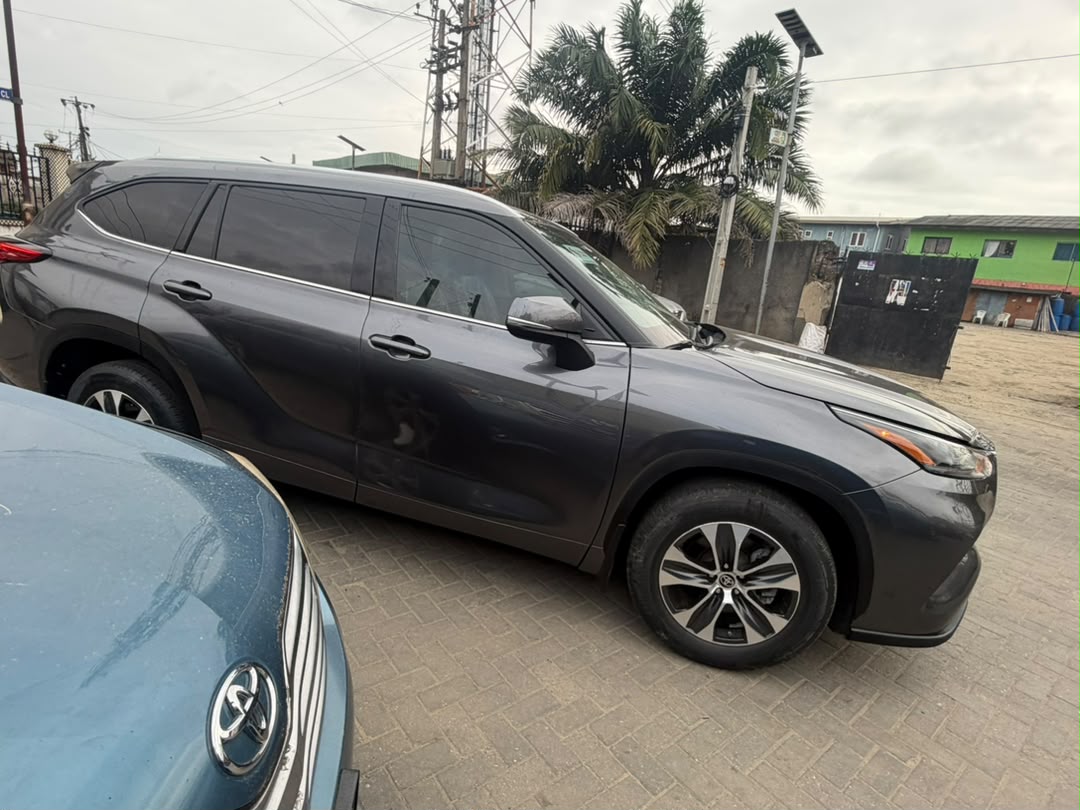 Toyota Highlander XLE AWD, Dark Grey SUV — photo 4