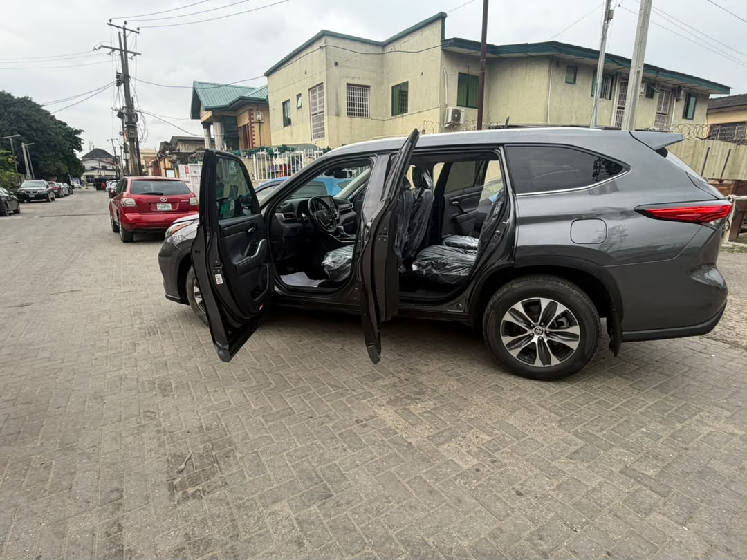 Toyota Highlander XLE AWD, Dark Grey SUV — photo 5