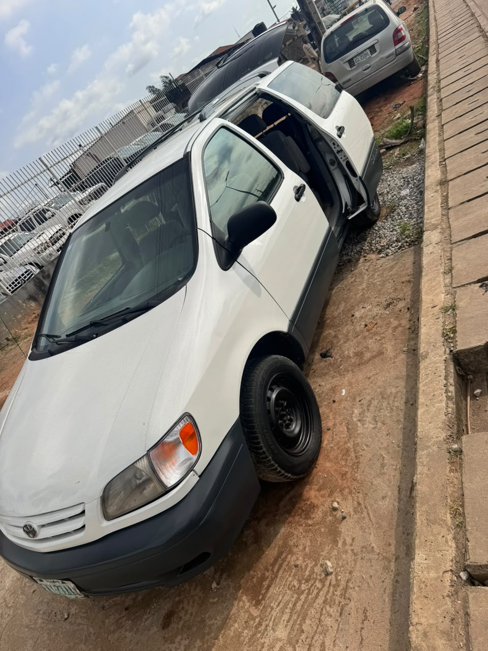 2001 Toyota Sienna LE White MPV for Sale