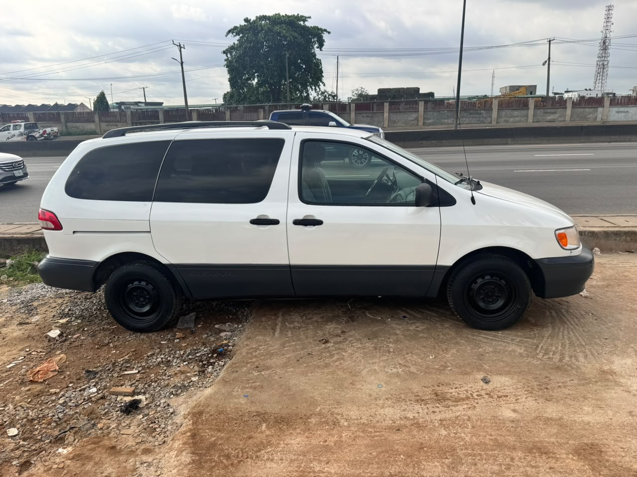 2001 Toyota Sienna LE White MPV for Sale