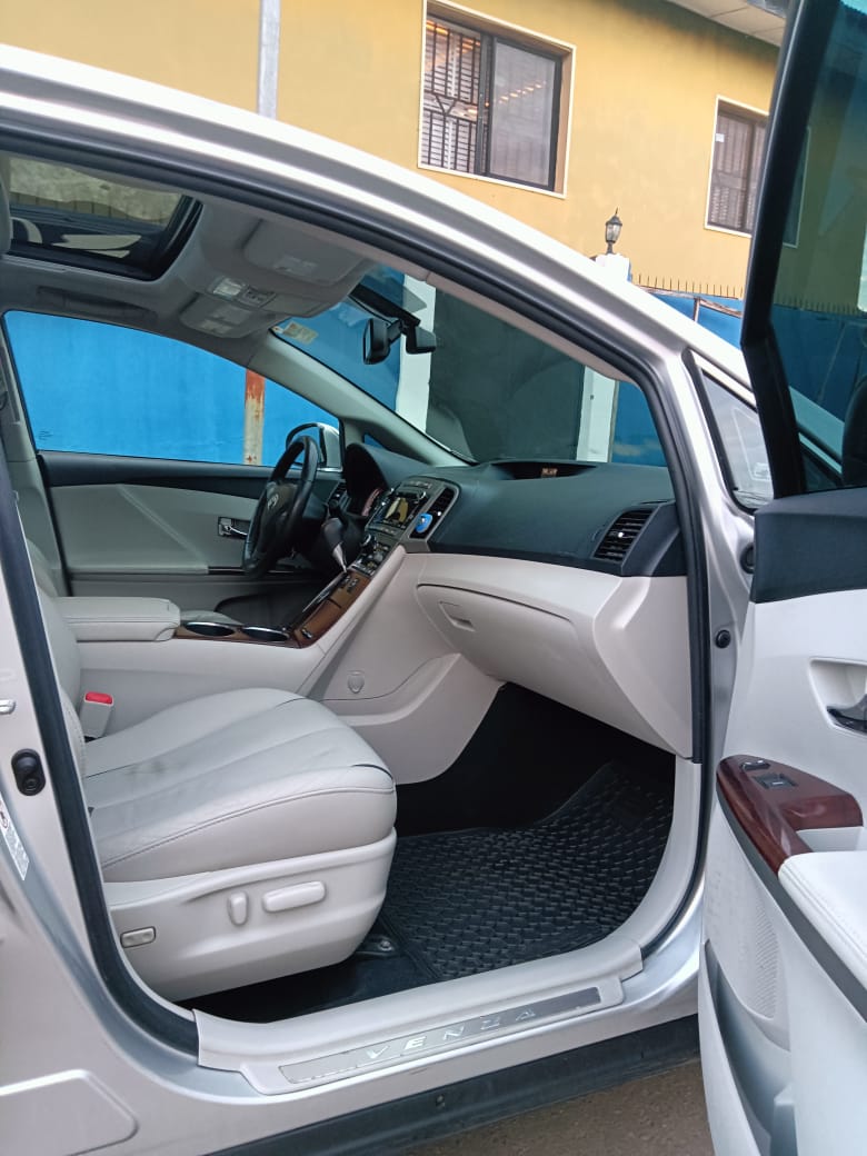 2011 Toyota Venza Silver SUV