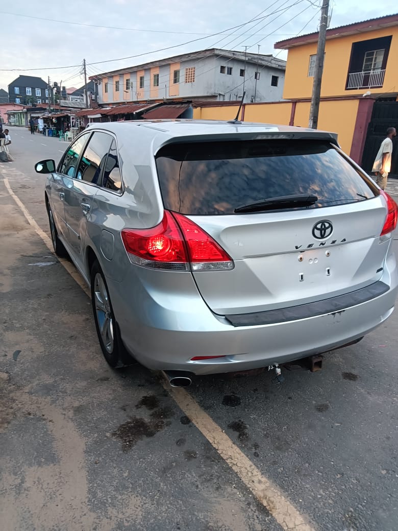2011 Toyota Venza Silver SUV
