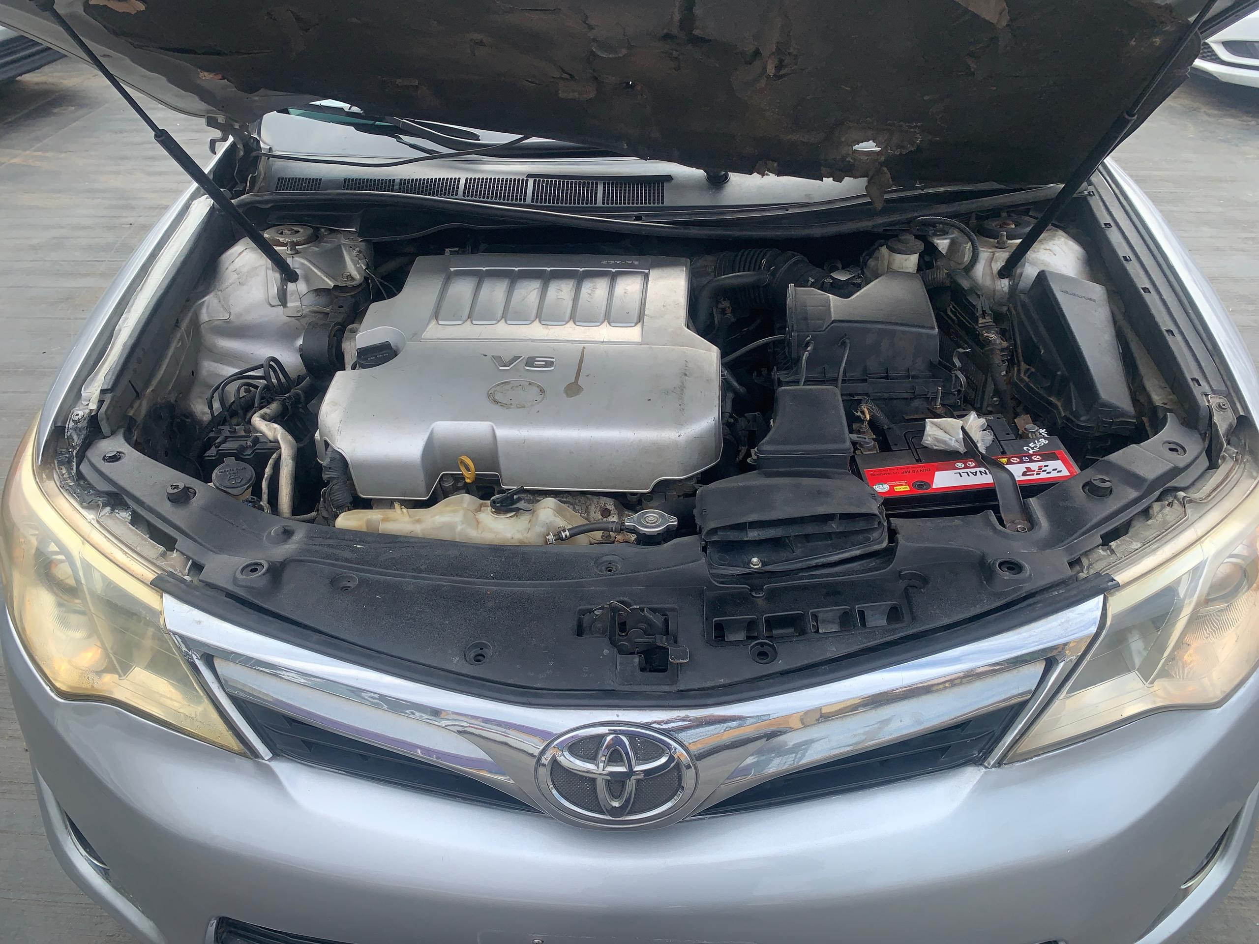 2014 Toyota Camry Silver Sedan with V6 Engine — photo 9