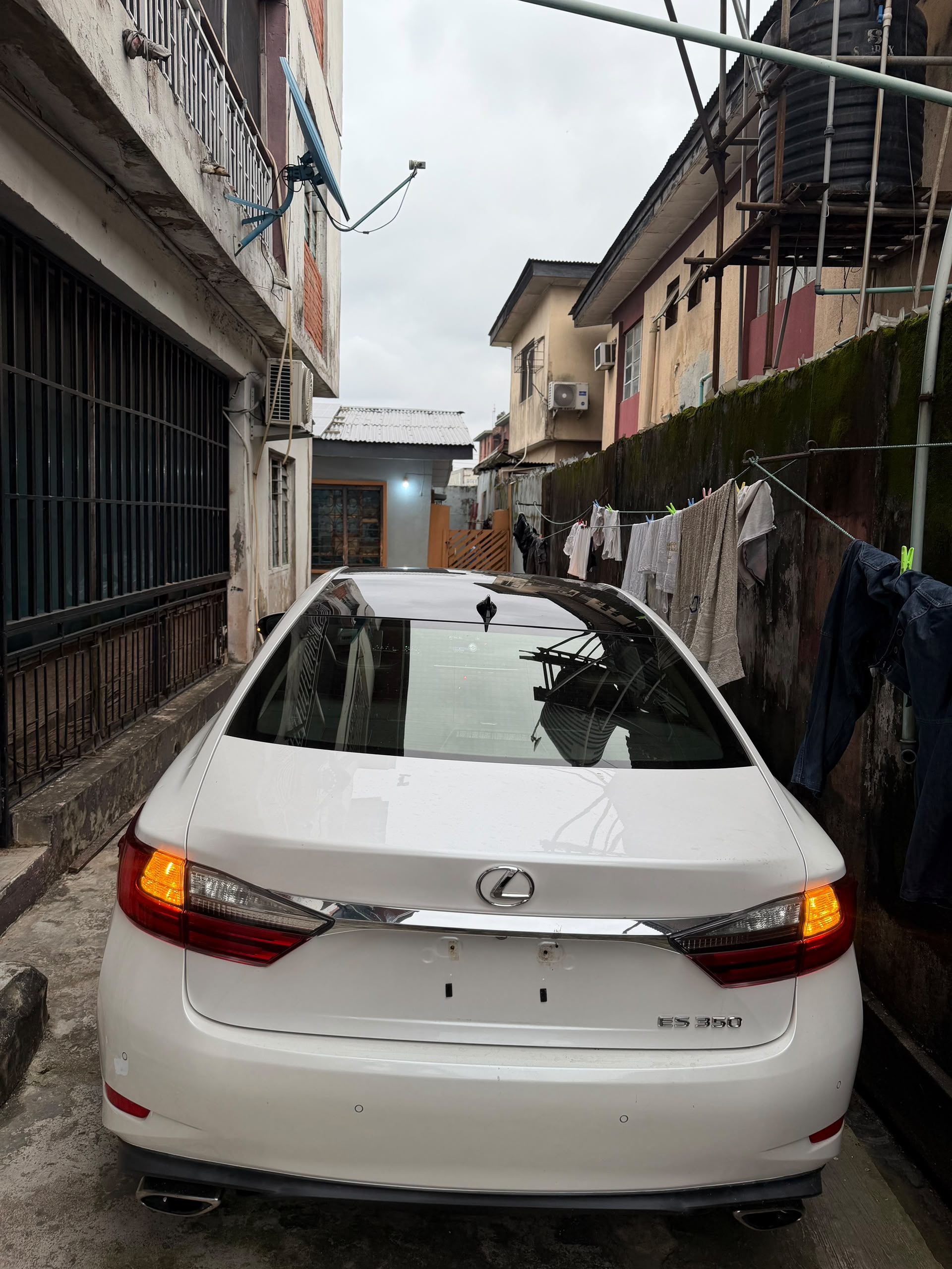 Lexus ES 350 White Sedan — photo 5