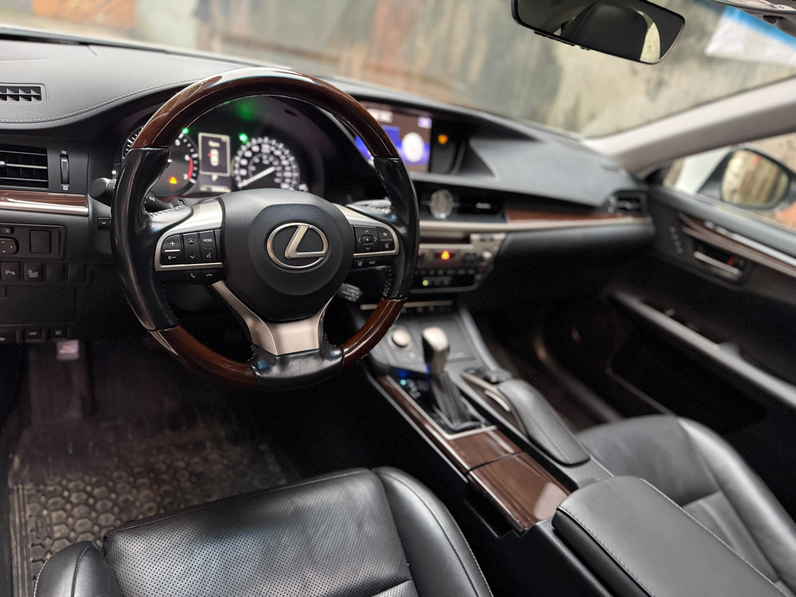 Lexus ES 350 White Sedan — photo 6