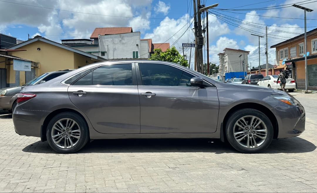 Toyota Camry SE 2015 Grey Sedan for Sale