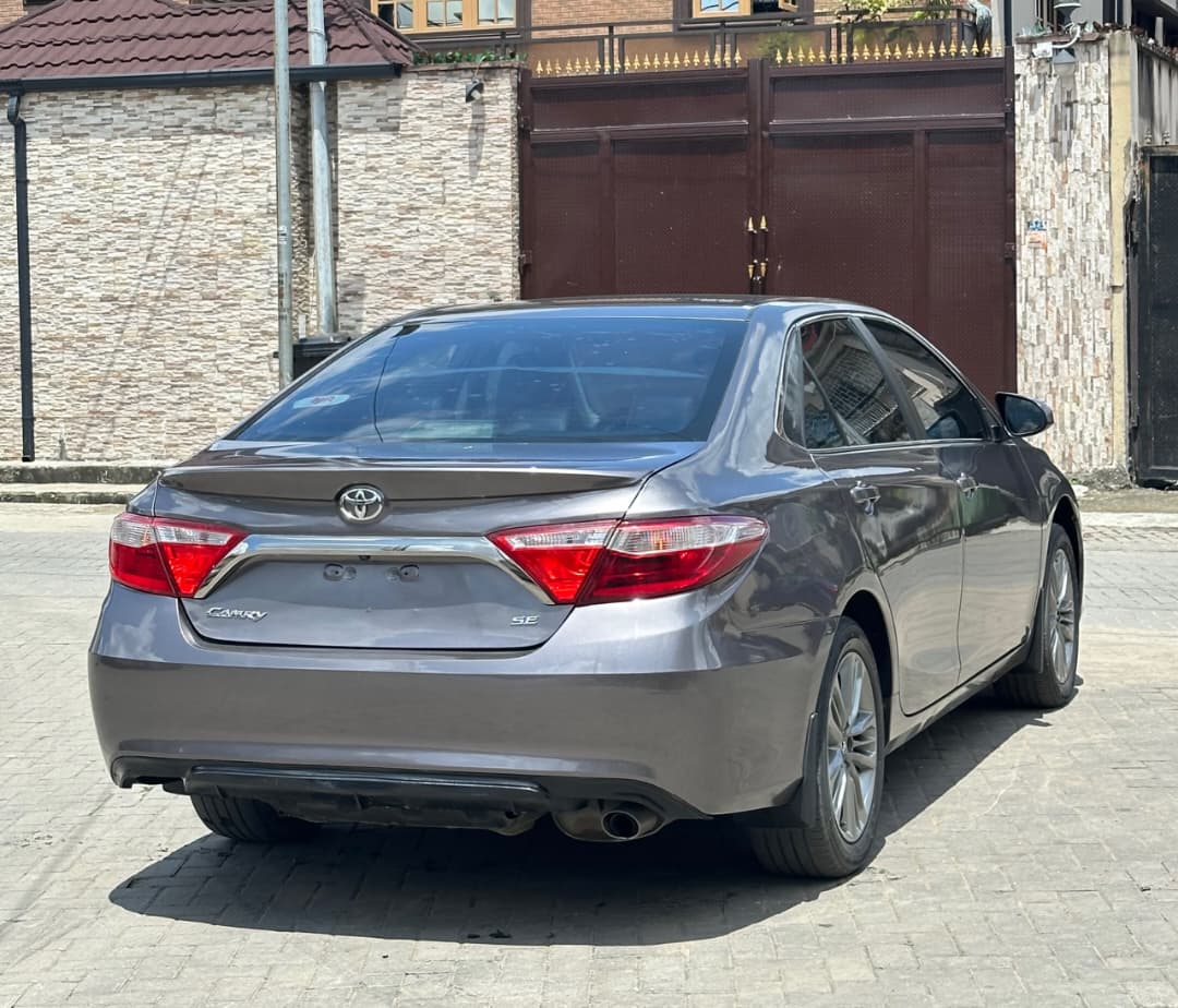 Toyota Camry SE 2015 Grey Sedan for Sale