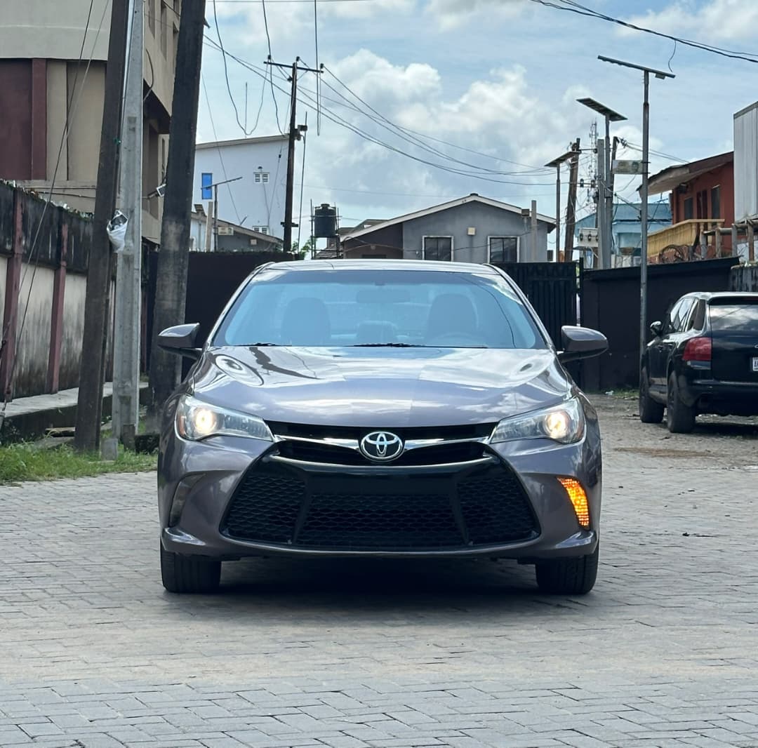 Toyota Camry SE 2015 Grey Sedan for Sale