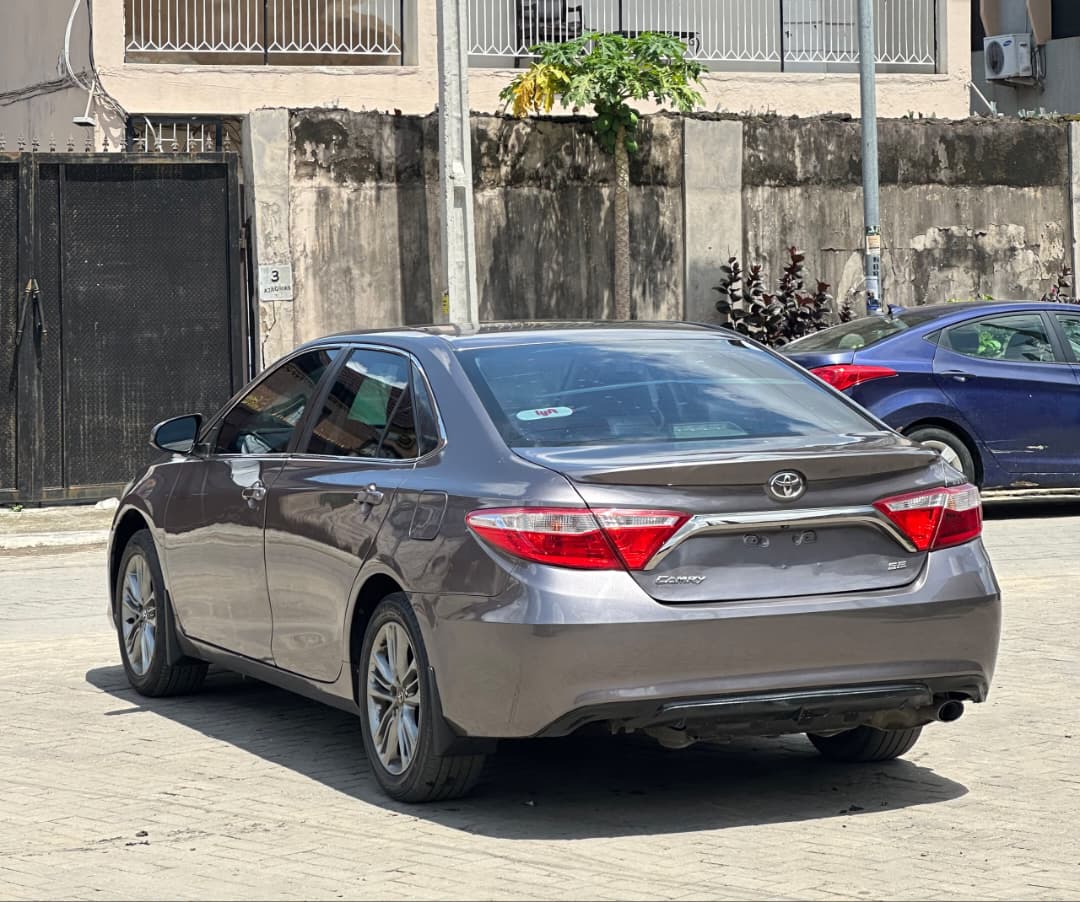 Toyota Camry SE 2015 Grey Sedan for Sale