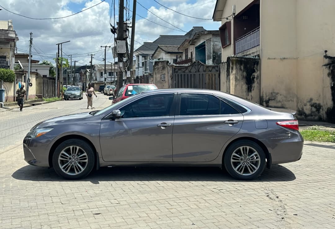 Toyota Camry SE 2015 Grey Sedan for Sale