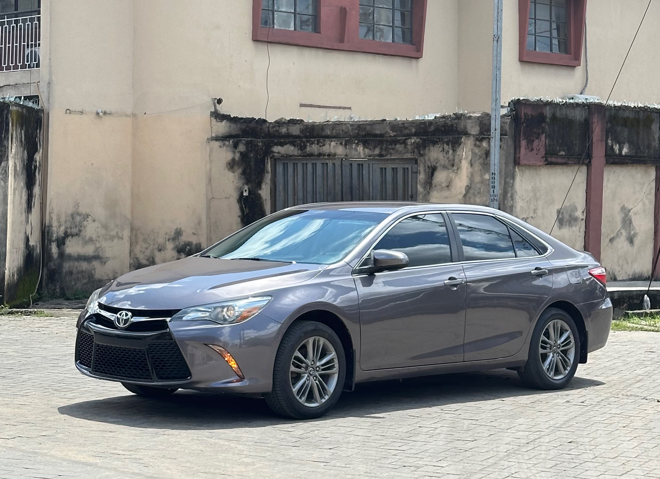 Toyota Camry SE 2015 Grey Sedan for Sale