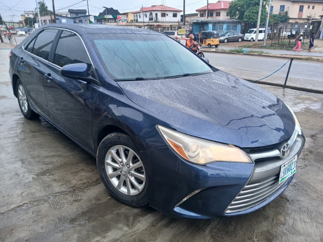 2016 Toyota Camry Blue Sedan — photo 2