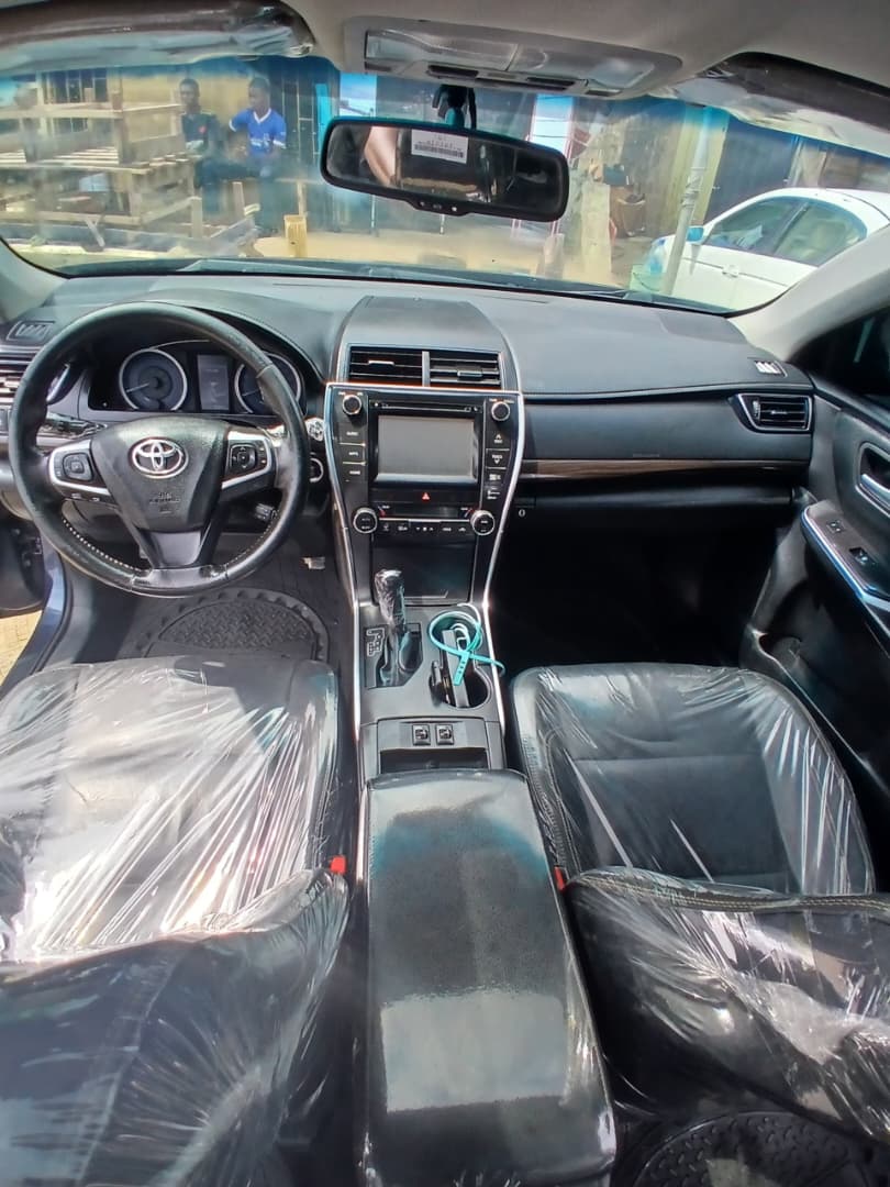 2016 Toyota Camry Blue Sedan — photo 3