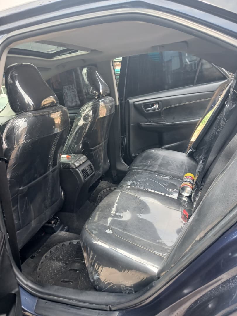 2016 Toyota Camry Blue Sedan — photo 4