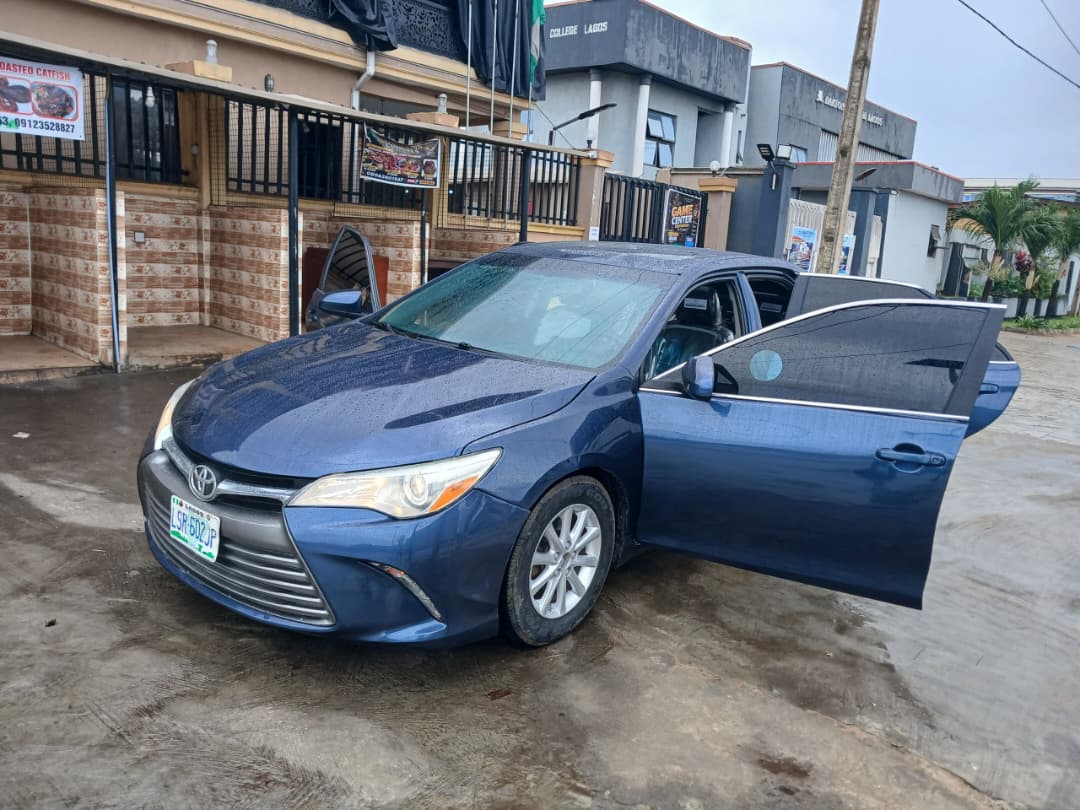 2016 Toyota Camry Blue Sedan