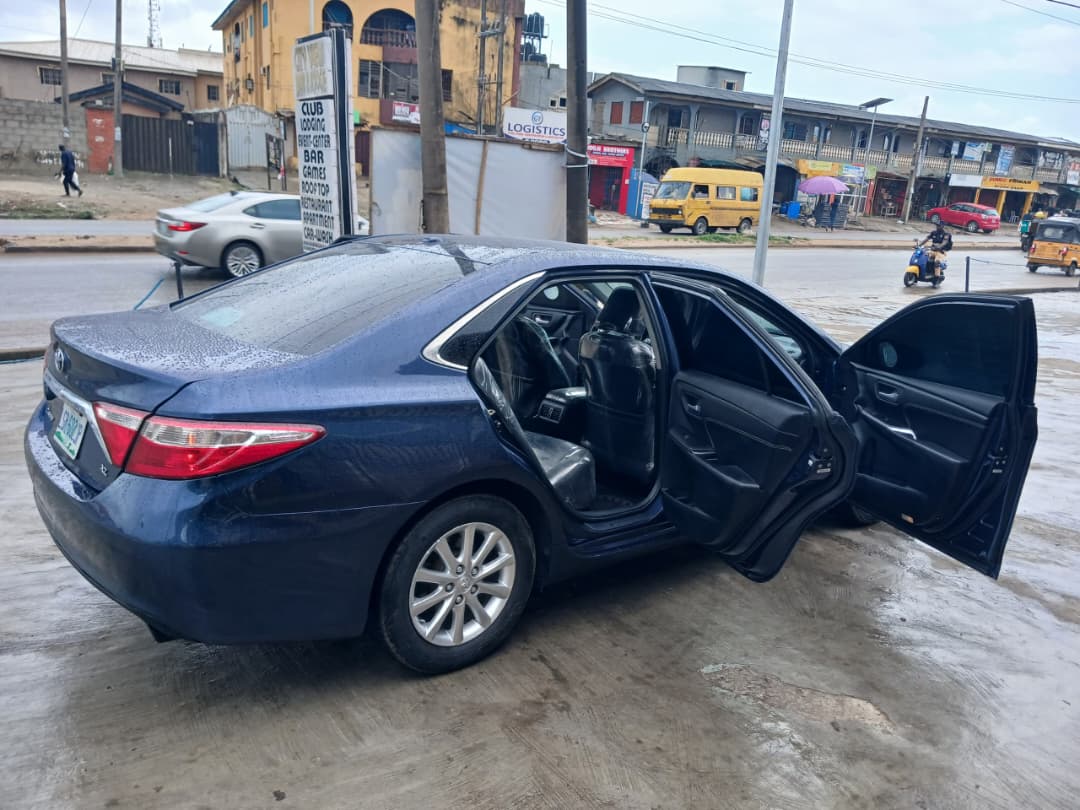 2016 Toyota Camry Blue Sedan — photo 6