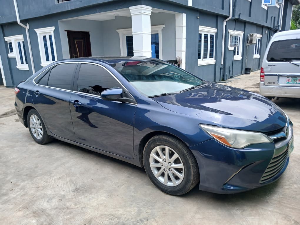 2016 Toyota Camry Blue Sedan — photo 8