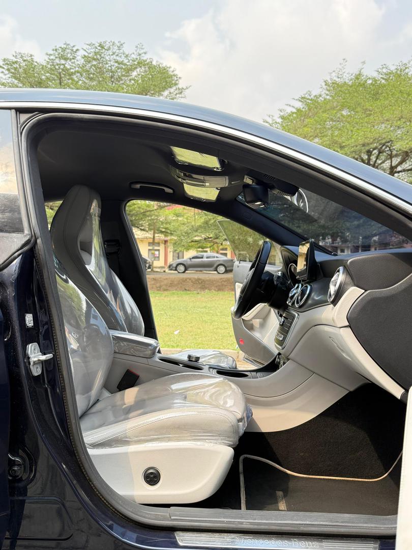 Mercedes-Benz CLA 250 Dark Blue Sedan CLA250