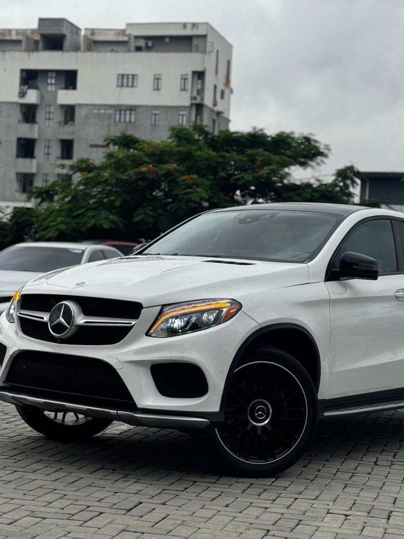 Mercedes-Benz GLE 450 White SUV — photo 2