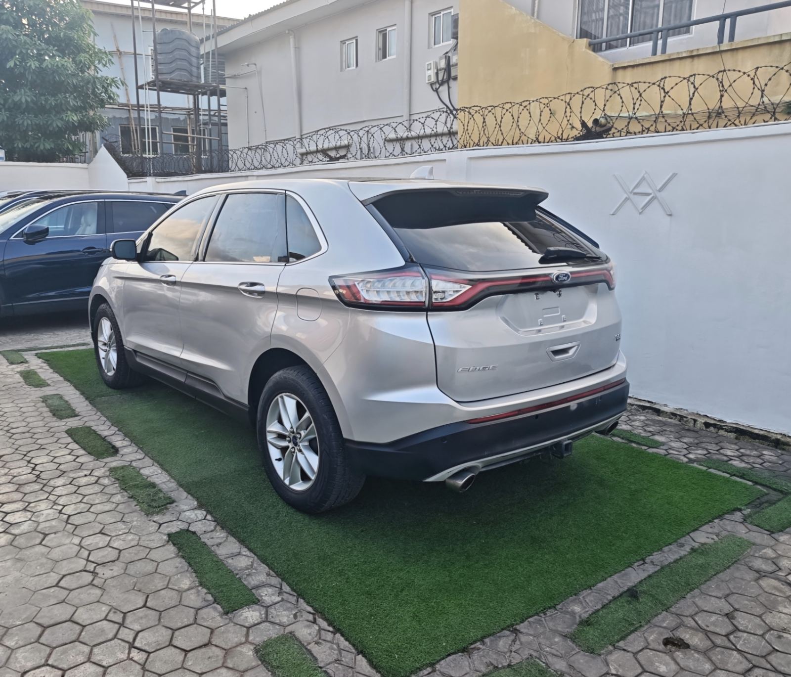2016 Model Ford Edge SUV Silver — photo 4