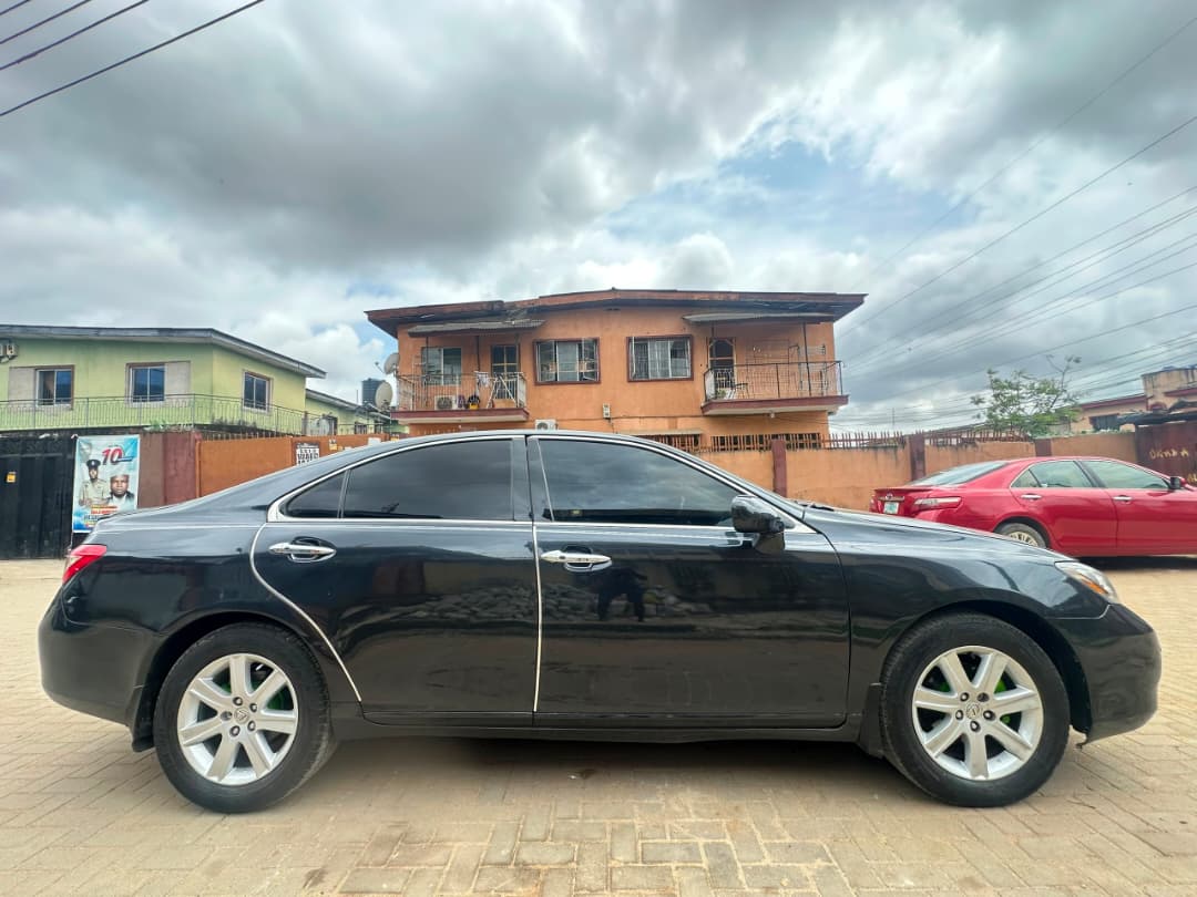Lexus ES 350, Dark Grey Sedan — photo 2