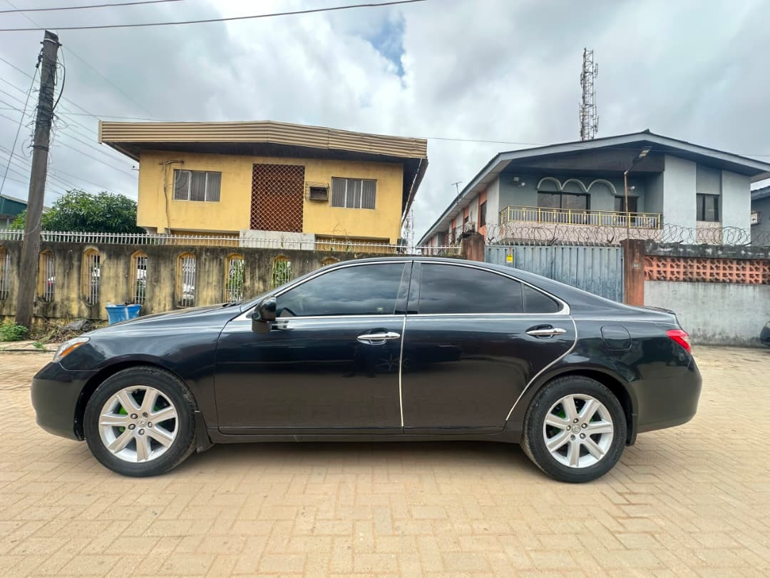 Lexus ES 350, Dark Grey Sedan — photo 3