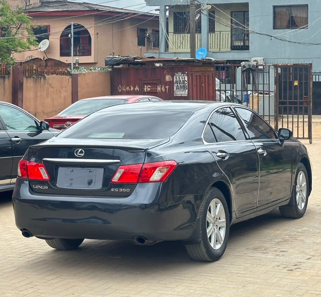 Lexus ES 350, Dark Grey Sedan — photo 4