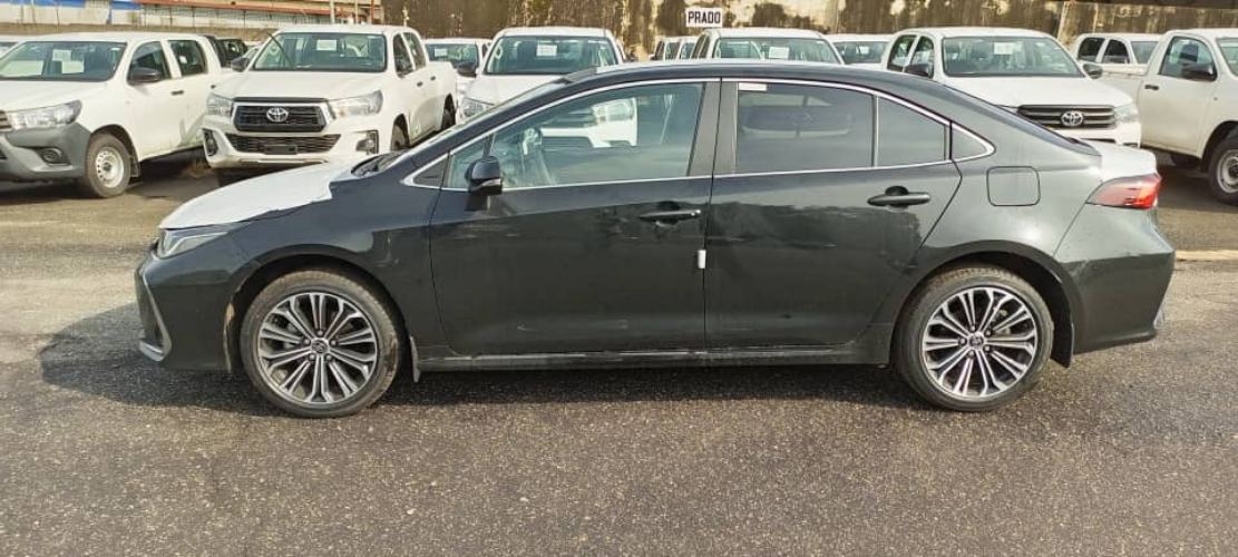 Toyota Corolla, Sharp Black Sedan
