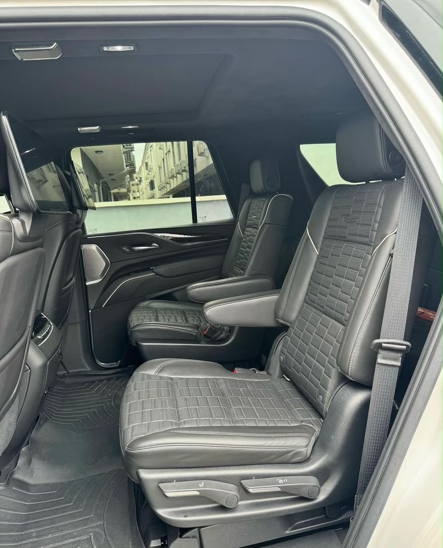 Cadillac Escalade Black SUV — photo 2