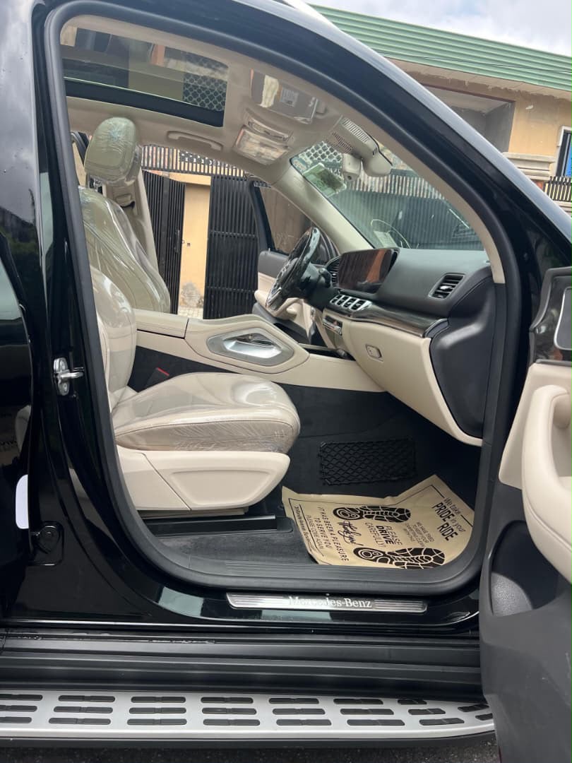 Mercedes-Benz GLE Black SUV with Alloy Wheels GLE-Class