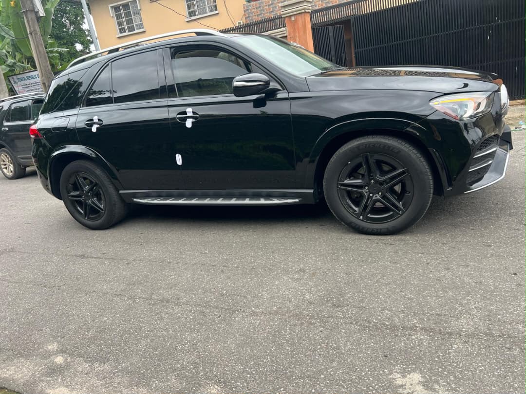 Mercedes-Benz GLE Black SUV with Alloy Wheels GLE-Class