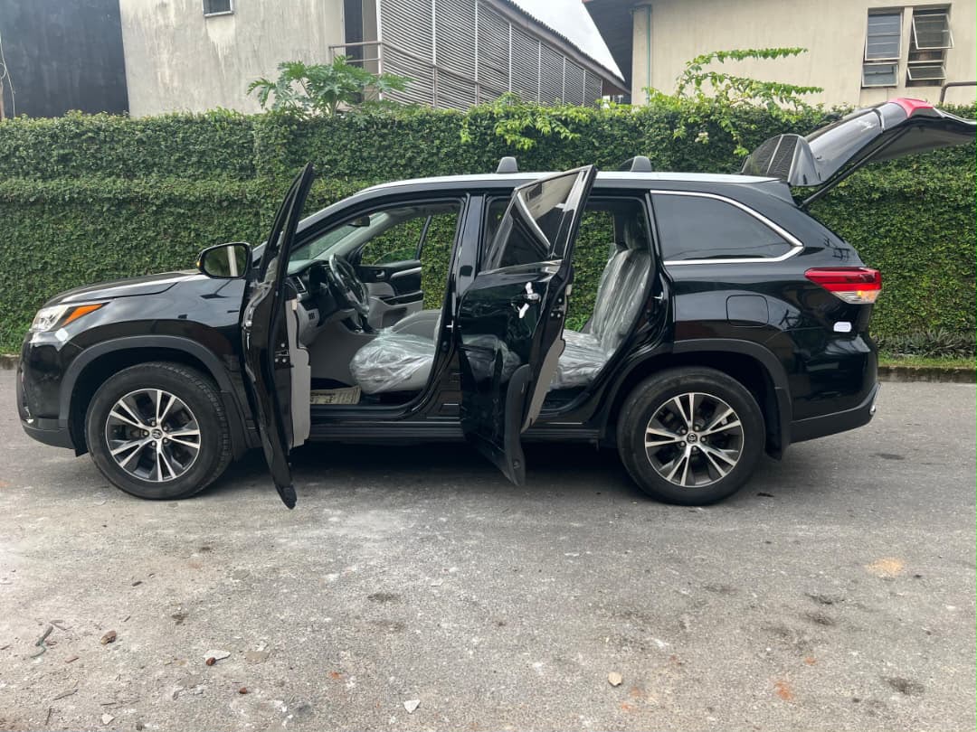 Mercedes-Benz GLE Black SUV with Alloy Wheels GLE-Class