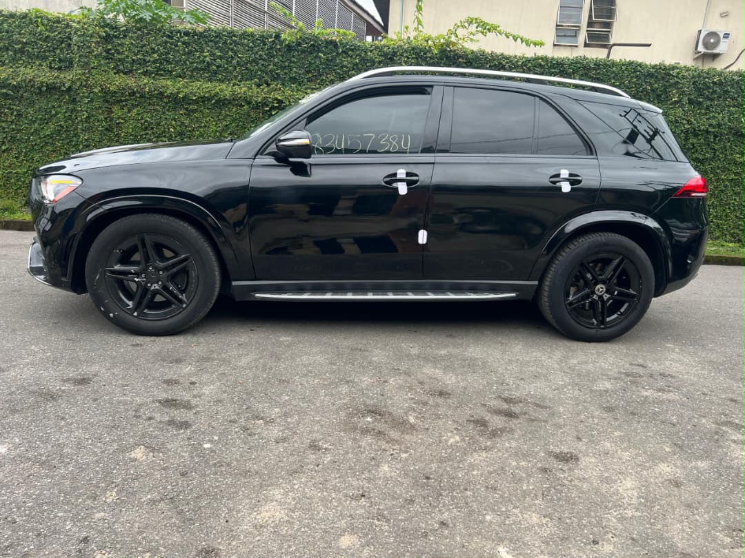 Mercedes-Benz GLE Black SUV with Alloy Wheels GLE-Class