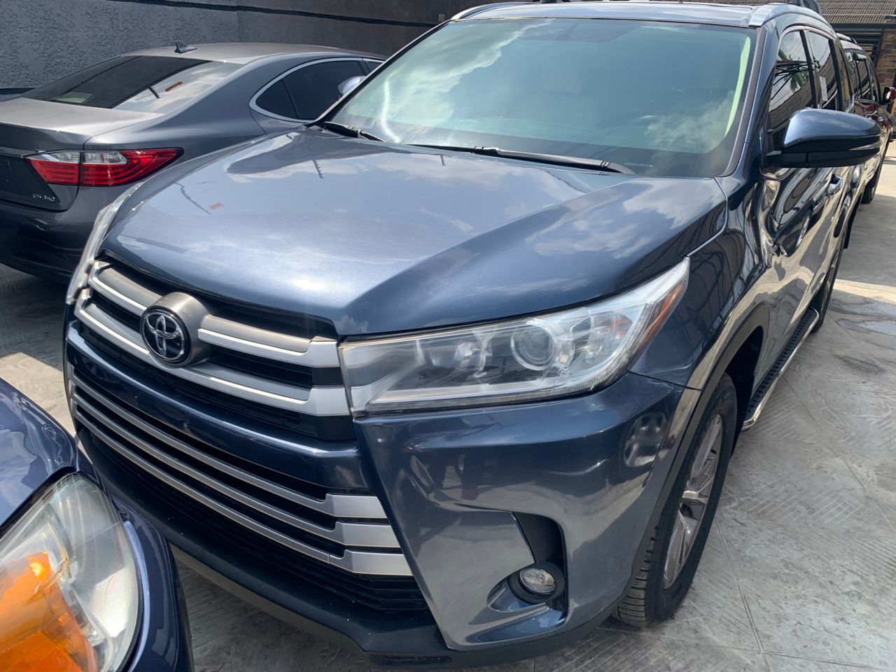 Toyota Highlander SUV, Blue with Roof Rails