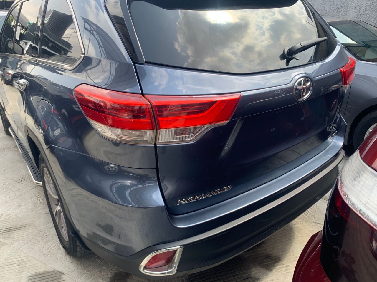 Toyota Highlander SUV, Blue with Roof Rails