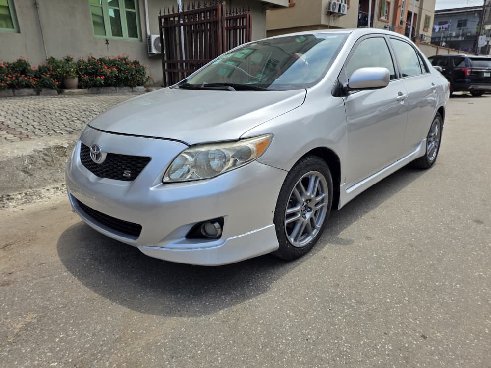 Toyota Corolla S Silver Sedan