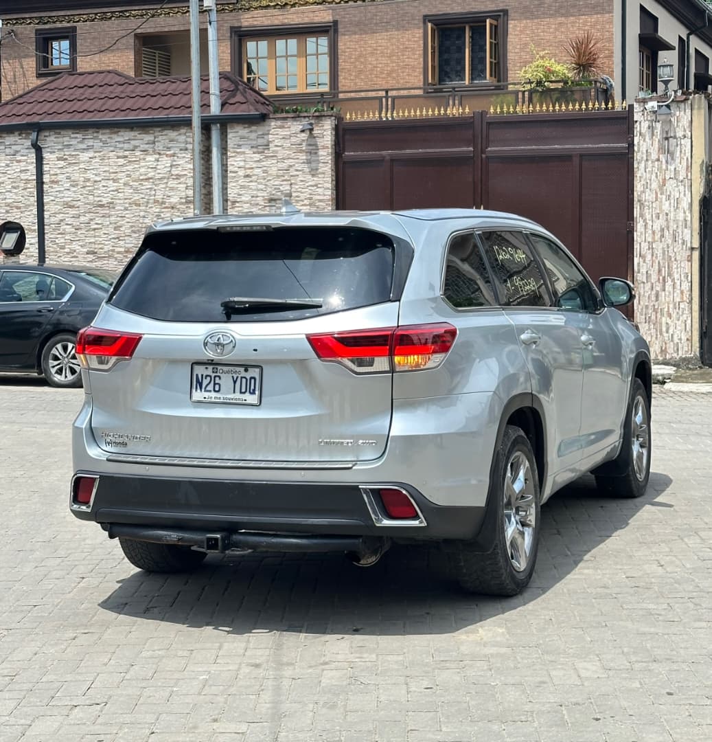 Toyota Highlander Silver SUV