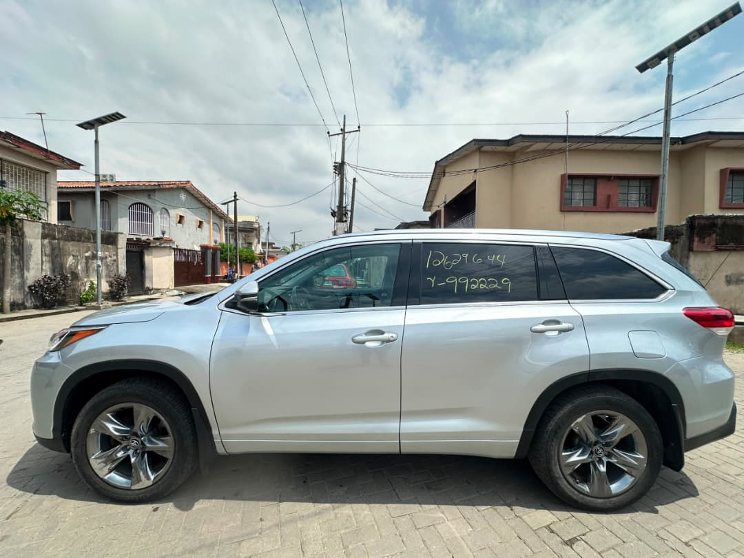Toyota Highlander Silver SUV