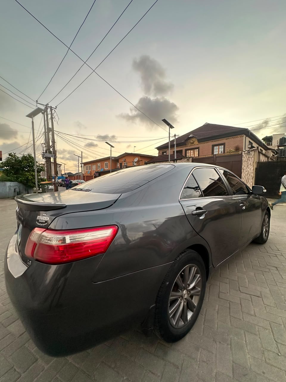 Toyota Camry LE, Dark Grey Sedan — photo 4
