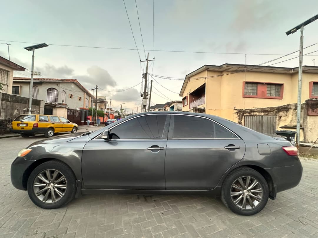 Toyota Camry LE, Dark Grey Sedan — photo 7