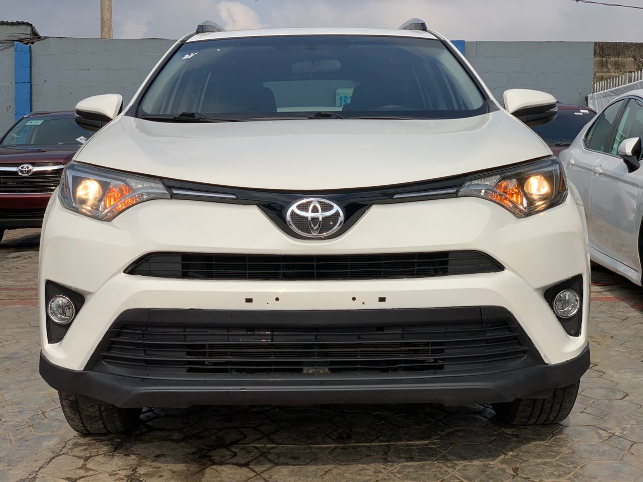 2016 Toyota RAV4 White SUV with Alloy Wheels