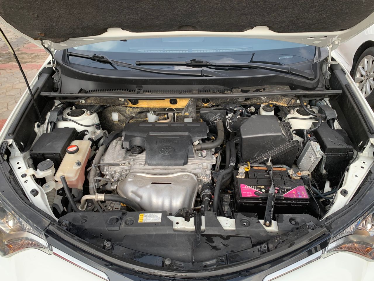 2016 Toyota RAV4 White SUV with Alloy Wheels